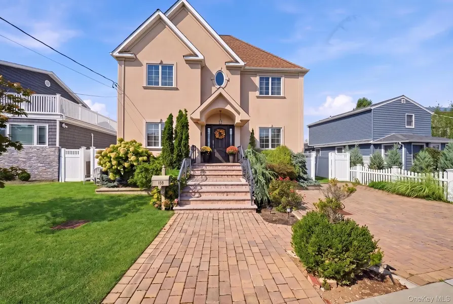 159 Wrights LN, Oceanside, NY 11572