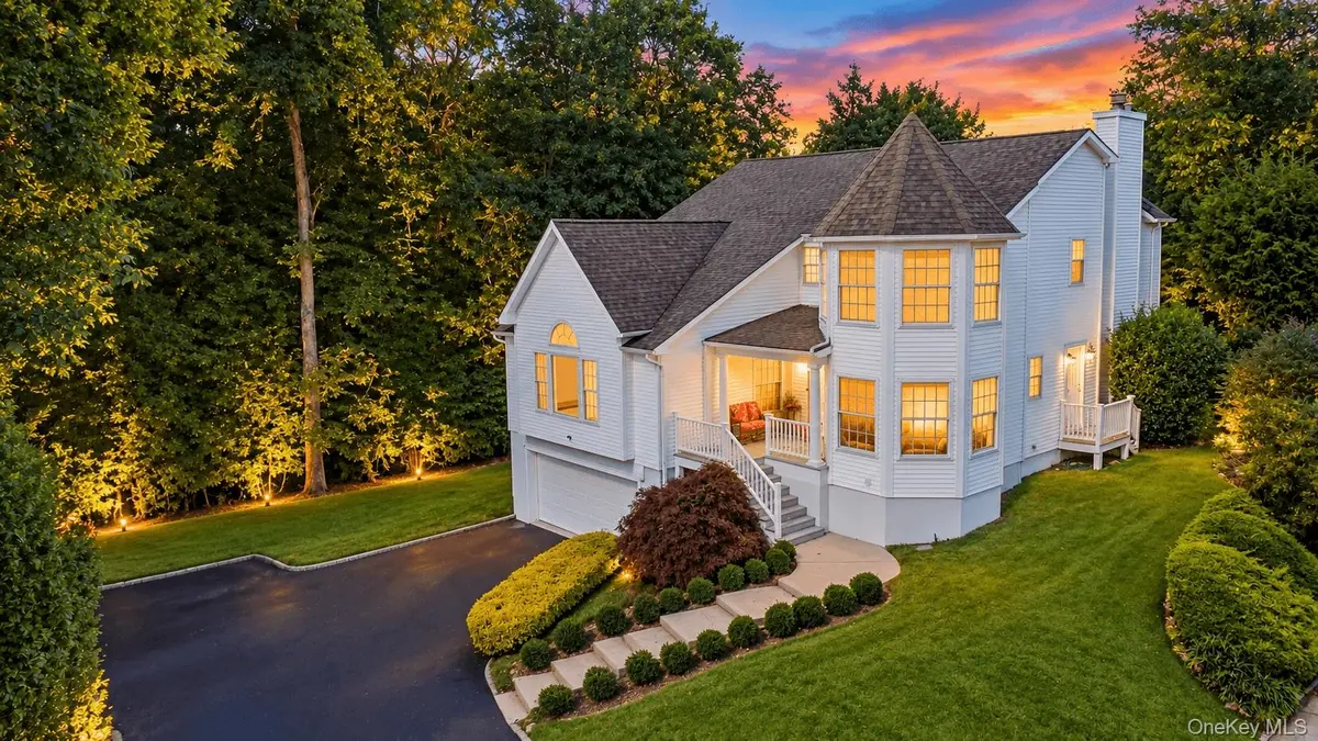 10 Matinecock CT, Locust Valley, NY 11560