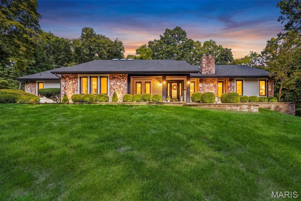 2 Deer Field Ridge RD, Chesterfield, MO 63005