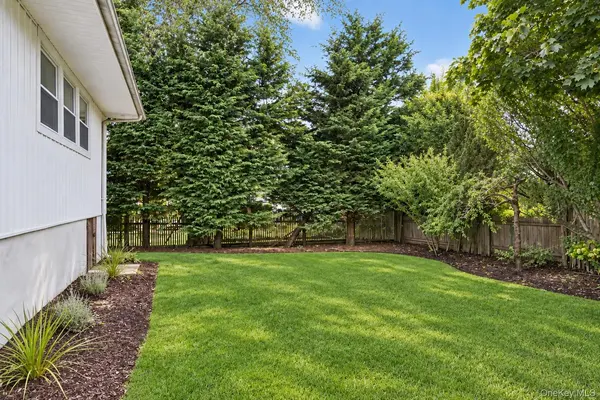 10 Grace CT, Islip, NY 11751