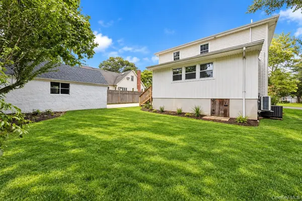 10 Grace CT, Islip, NY 11751