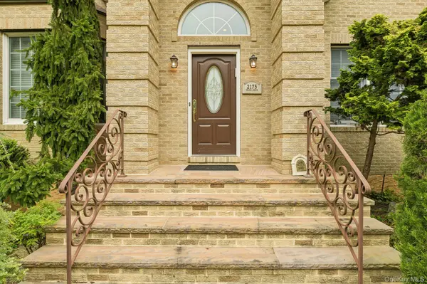 2175 Helene AVE, Merrick, NY 11566
