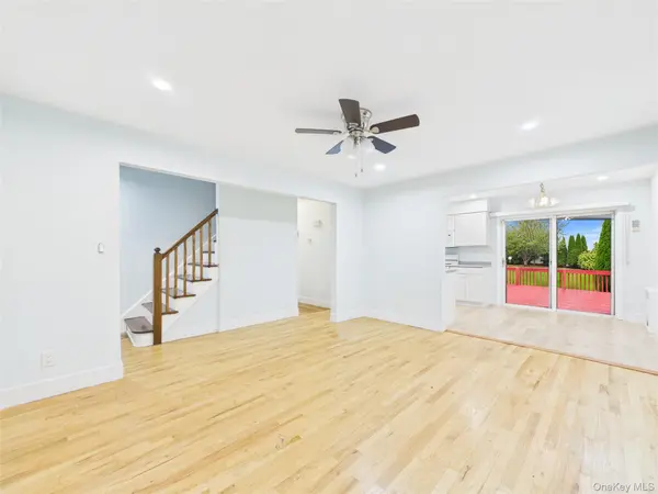 39 Croyden LN, Hicksville, NY 11801