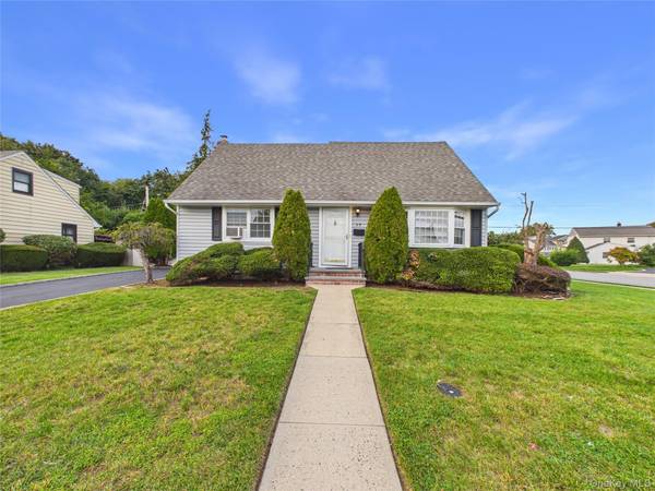 39 Croyden LN, Hicksville, NY 11801