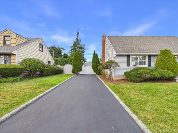 39 Croyden LN, Hicksville, NY 11801