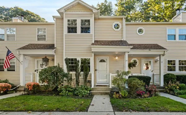 14 Taylor Commons #14, Yaphank, NY 11980