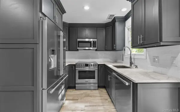 14 Taylor Commons #14, Yaphank, NY 11980