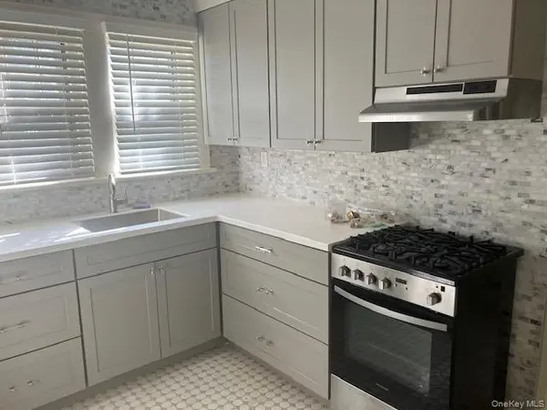 17 Roslyn DR #Apt. 1, Glen Head, NY 11545
