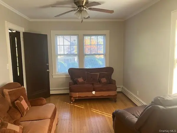 17 Roslyn DR #Apt. 1, Glen Head, NY 11545