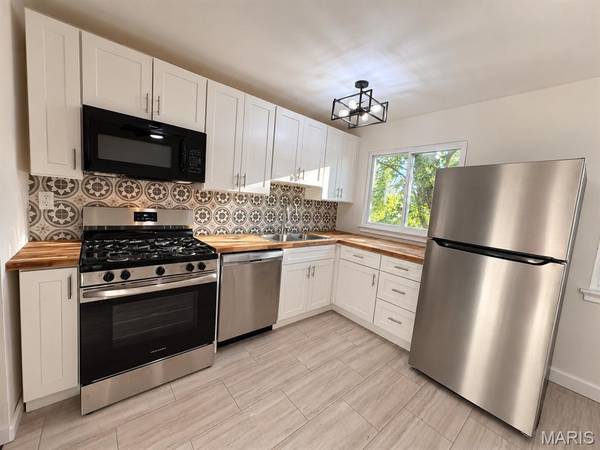 5362 Ville Angela LN, Hazelwood, MO 63042