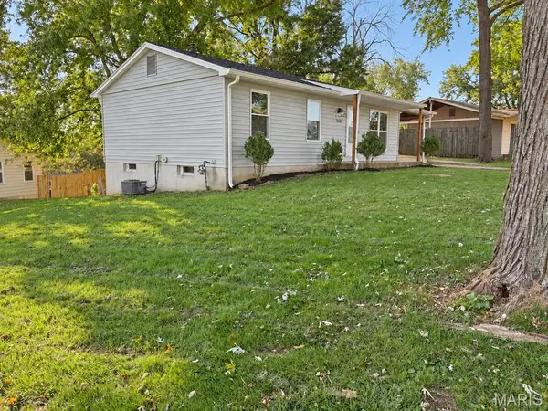 5362 Ville Angela LN, Hazelwood, MO 63042