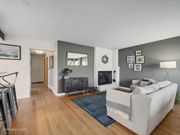 715 Crest ST, Wheaton, IL 60189