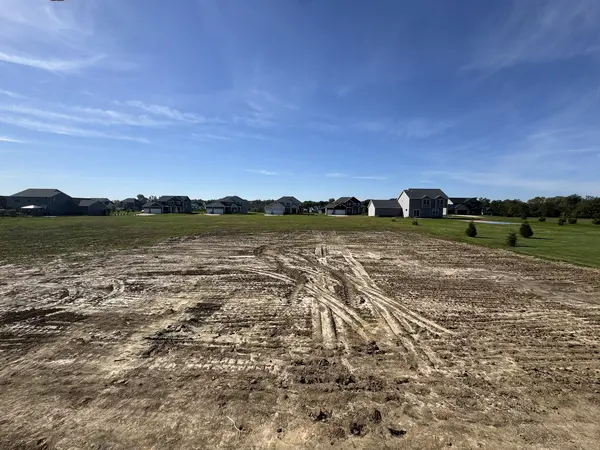 370 Linda LN, Riverdale, IA 52722