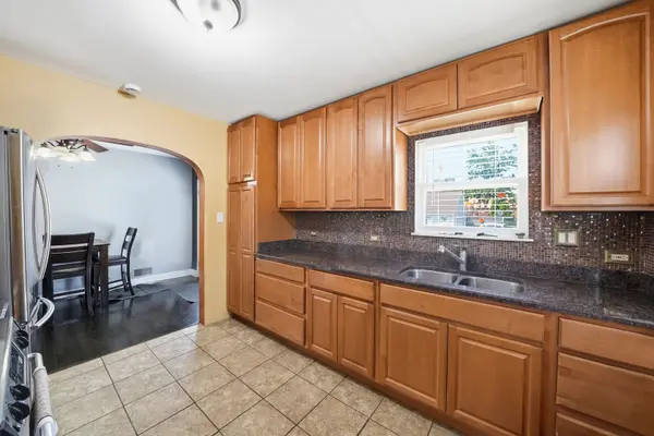 2642 RIDGE RD, Lansing, IL 60438