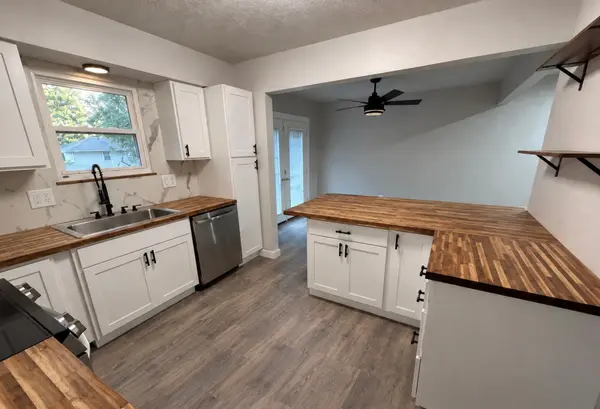 316 SW Killarney LN, Blue Springs, MO 64015