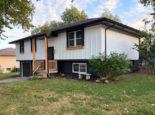 316 SW Killarney LN, Blue Springs, MO 64015