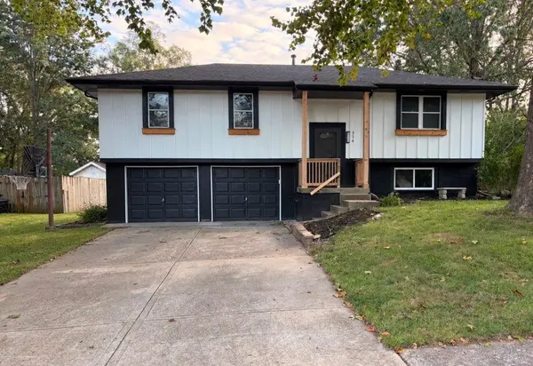 316 SW Killarney LN, Blue Springs, MO 64015