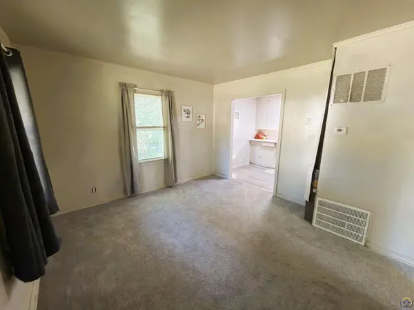 2046 SW Lincoln ST, Topeka, KS 66604