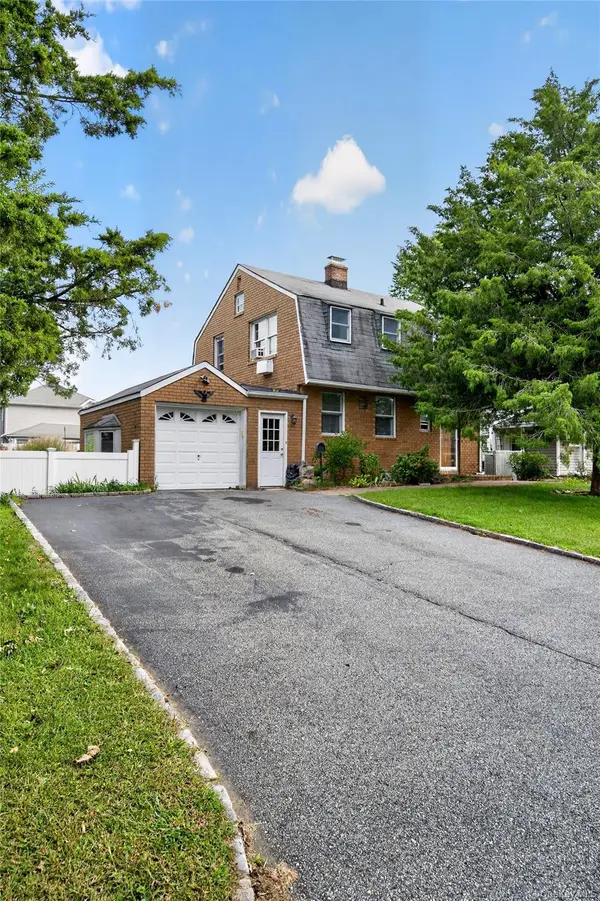 163 Earl ST, Westbury, NY 11590