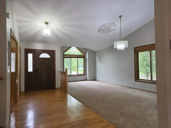 1621 Knox CIR, Burnsville, MN 55337