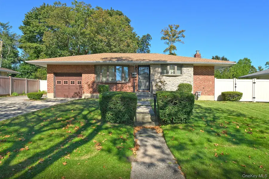 12 Marie CRES, Commack, NY 11725