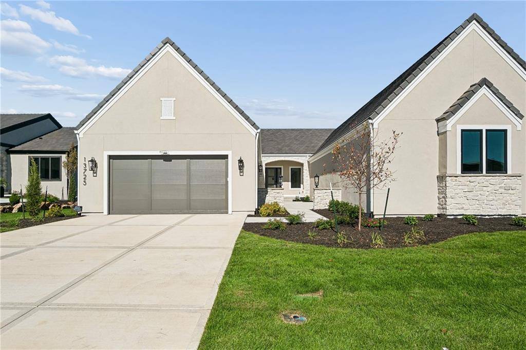 13725 Pembroke LN, Leawood, KS 66224