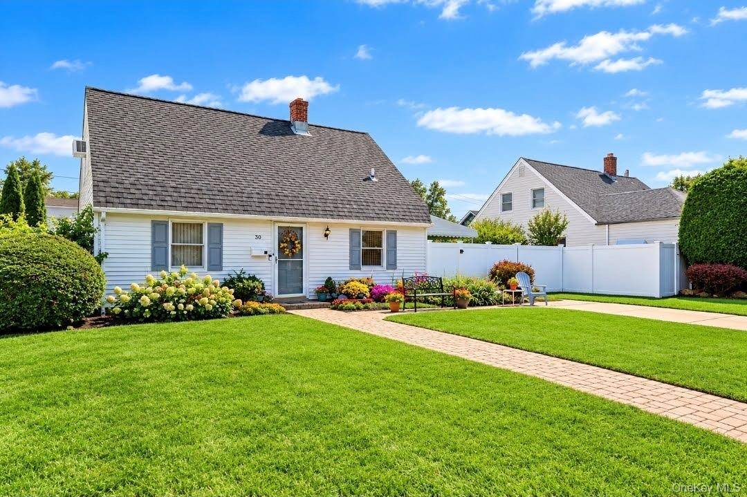 30 Chapel LN, Levittown, NY 11756
