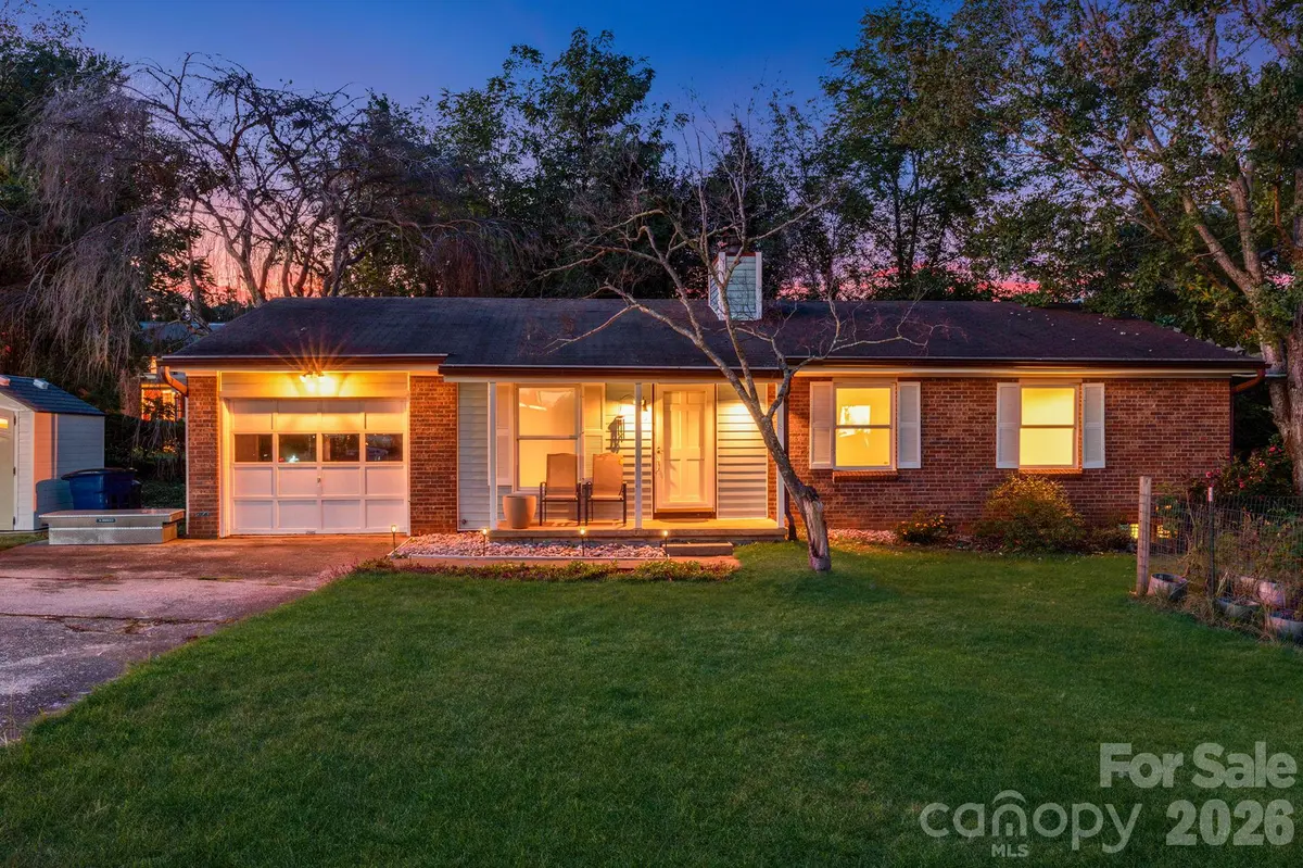 38 Clovernook DR, Arden, NC 28704