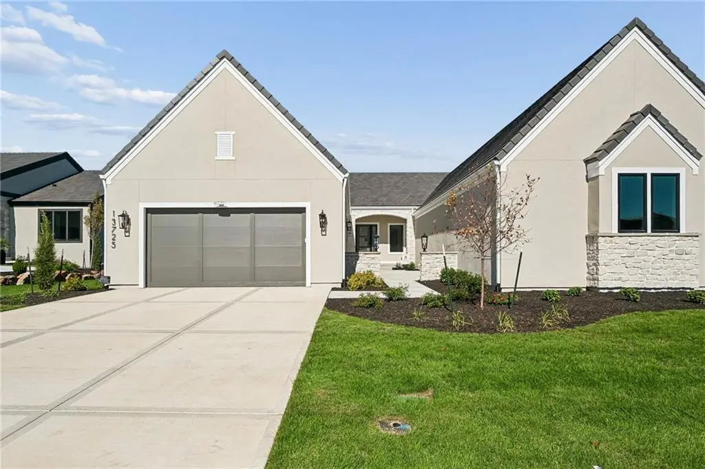 13725 Pembroke LN, Leawood, KS 66224