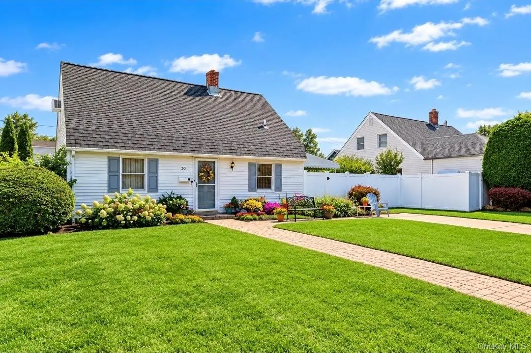 30 Chapel LN, Levittown, NY 11756