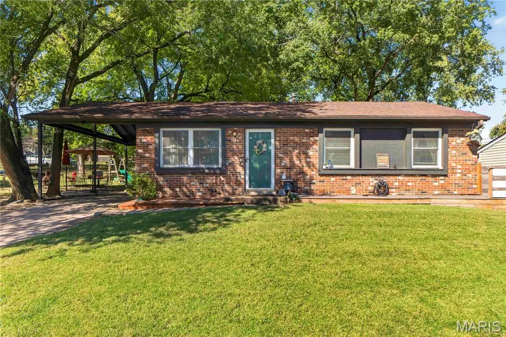 2910 Nantwich LN, St Charles, MO 63301