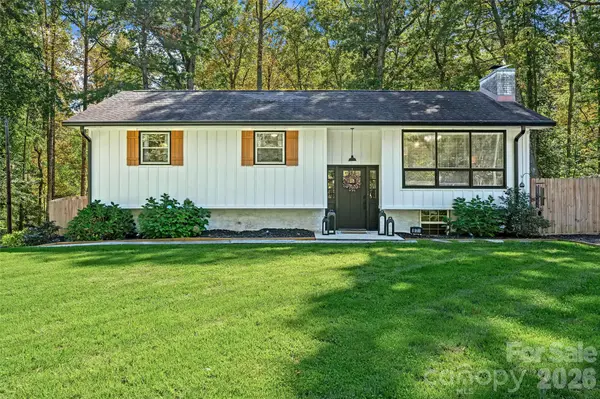 67 W Sweetbriar LN, Etowah, NC 28729