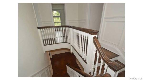 2 Arleigh RD, Great Neck, NY 11021