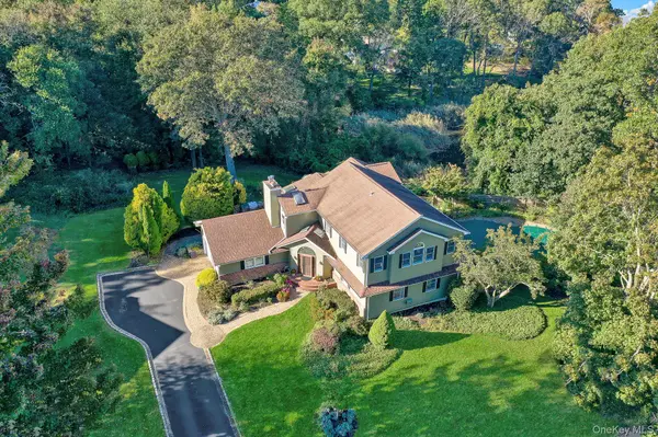 9 Shipyard LN, Setauket, NY 11733