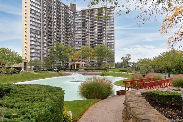 2 Bay Club DR #17G, Bayside, NY 11360