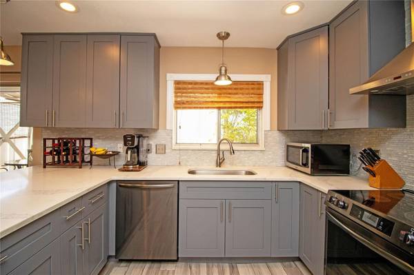 1640 CAPE HOPE AVE NE #2, St Petersburg, FL 33702