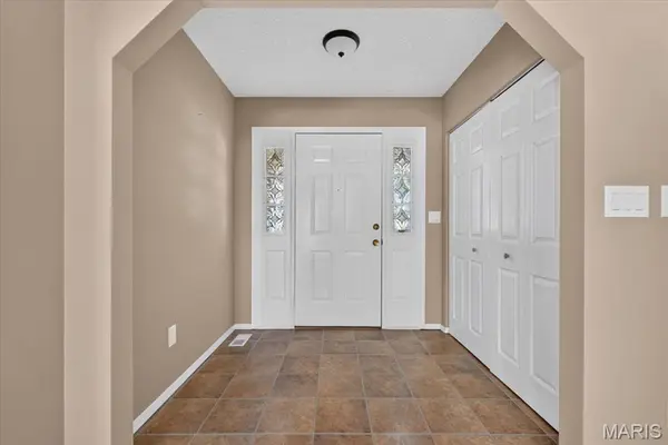 935 W Weybridge CT, St Charles, MO 63304