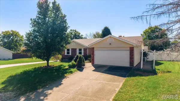 935 W Weybridge CT, St Charles, MO 63304