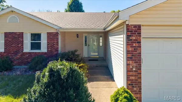 935 W Weybridge CT, St Charles, MO 63304