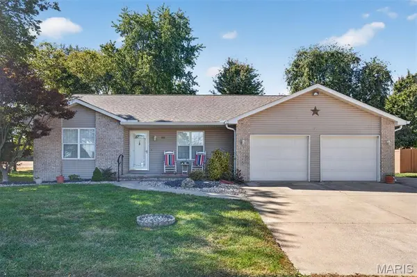 360 Courtland DR, Highland, IL 62249