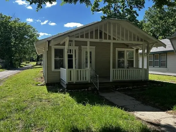 1221 N 4TH,  Arkansas City,  KS 67005