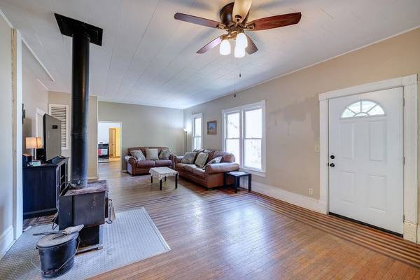 1212 E 7th Ave, Winfield, KS 67156
