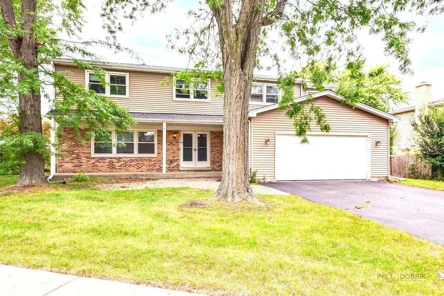 562 Applegate LN, Lake Zurich, IL 60047