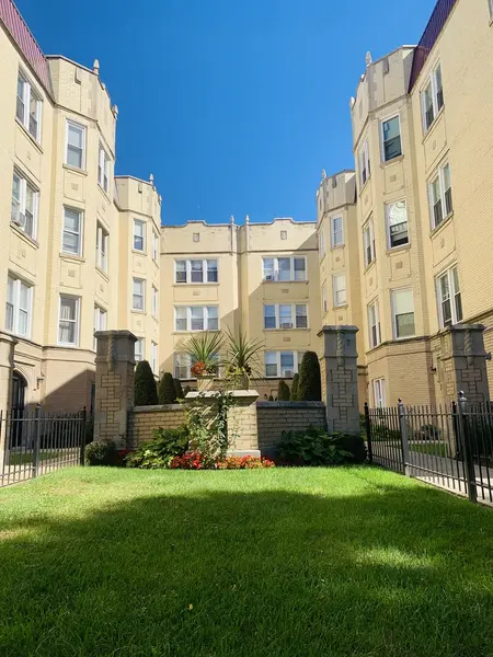 5731 N Kimball AVE #2B, Chicago, IL 60659