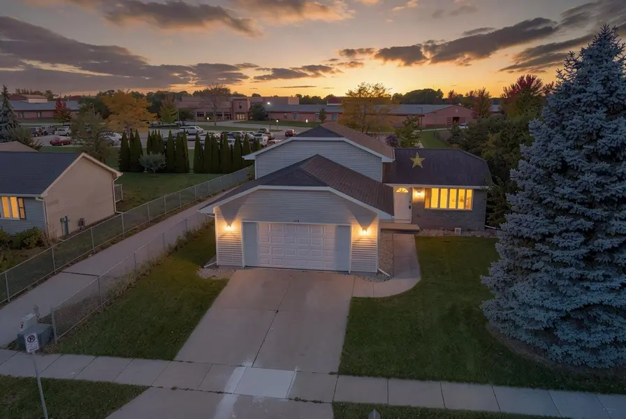 1755 WOODSTOCK ST, Oshkosh, WI 54904