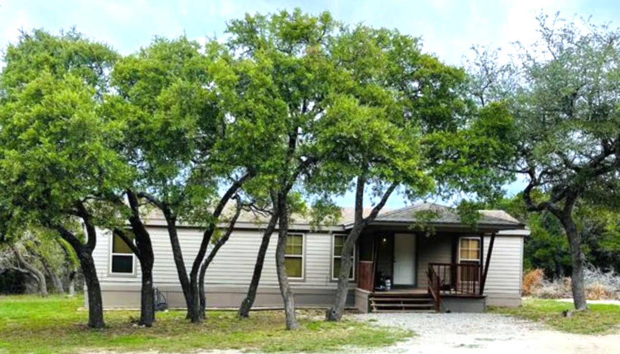 105 Oak LN, Dripping Springs, TX 78620