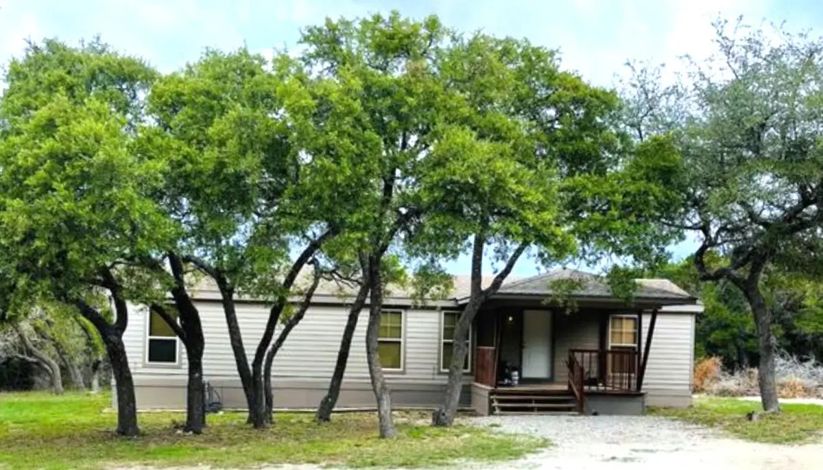 105 Oak LN, Dripping Springs, TX 78620