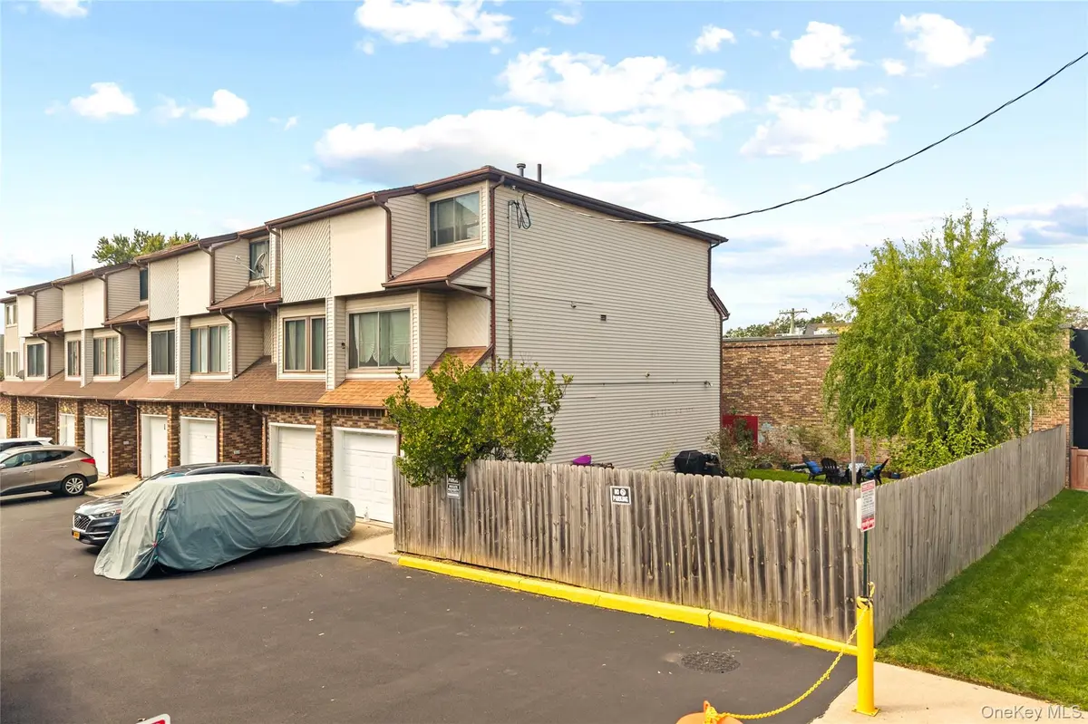 10 Lyndale LN, Staten Island, NY 10312