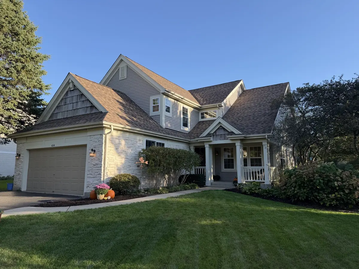 654 Seybrooke LN, Crystal Lake, IL 60012