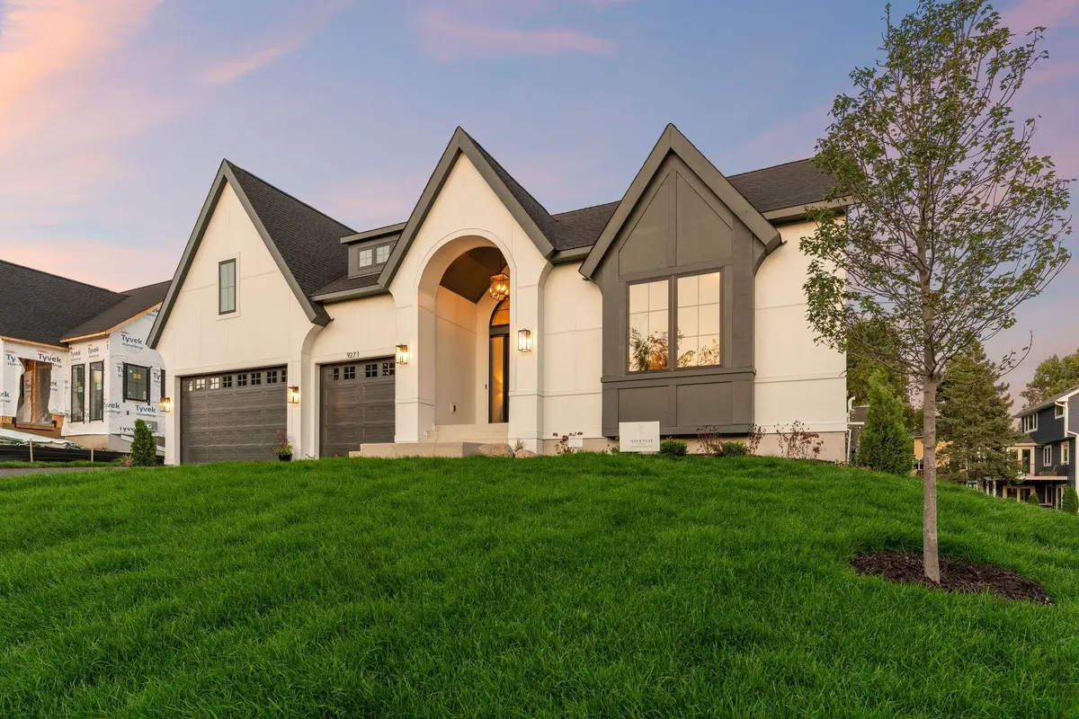 9270 Kiowa TRL, Chanhassen, MN 55317